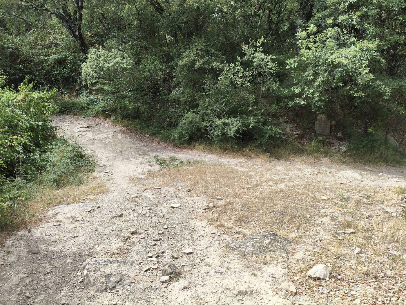 レコアテの交差路。田舎家Ttipiaeneaから Alto de la Cruz へ向かう道すがら