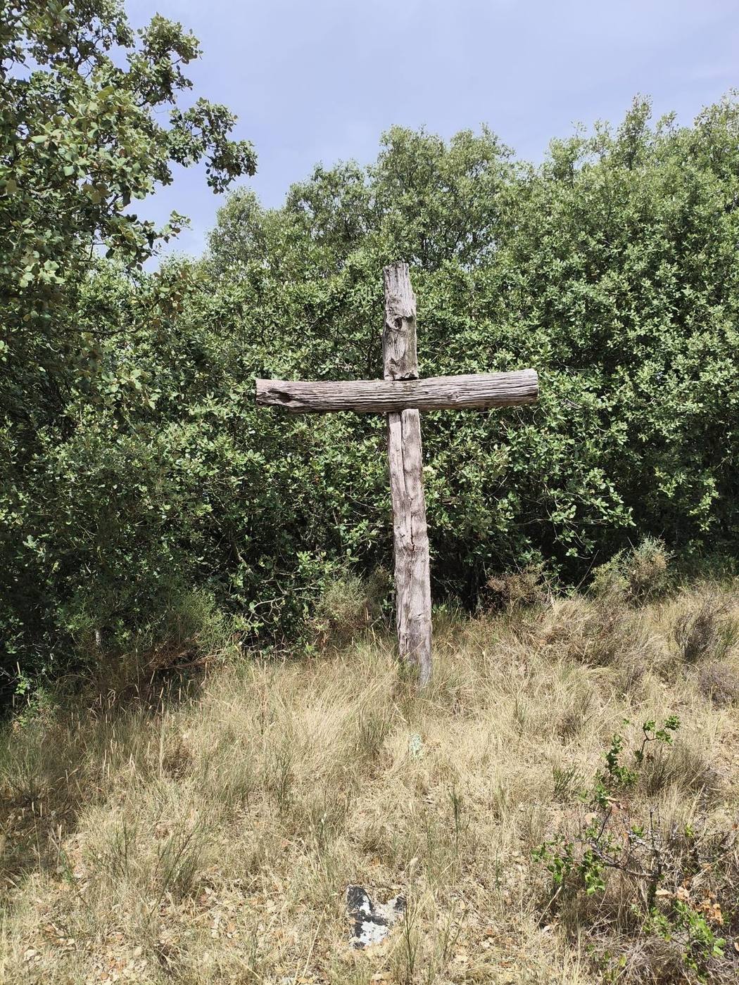 Alto de la Cruz の頂に立つ木の十字架（アリス）