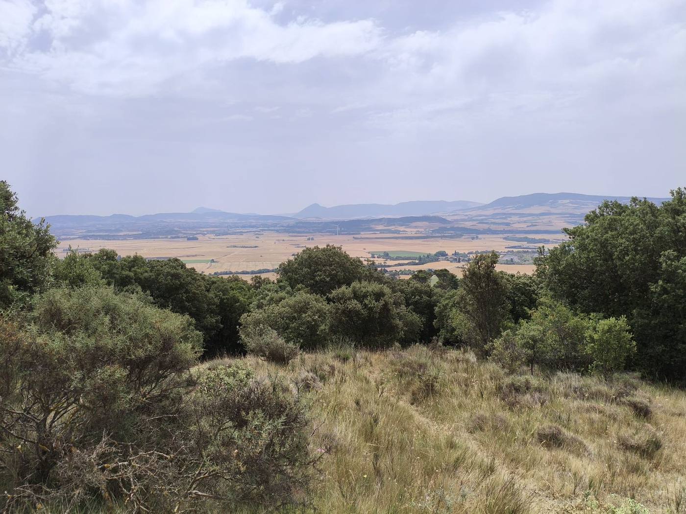 Alto de la Cruz から望むパンプローナ盆地のパノラマ