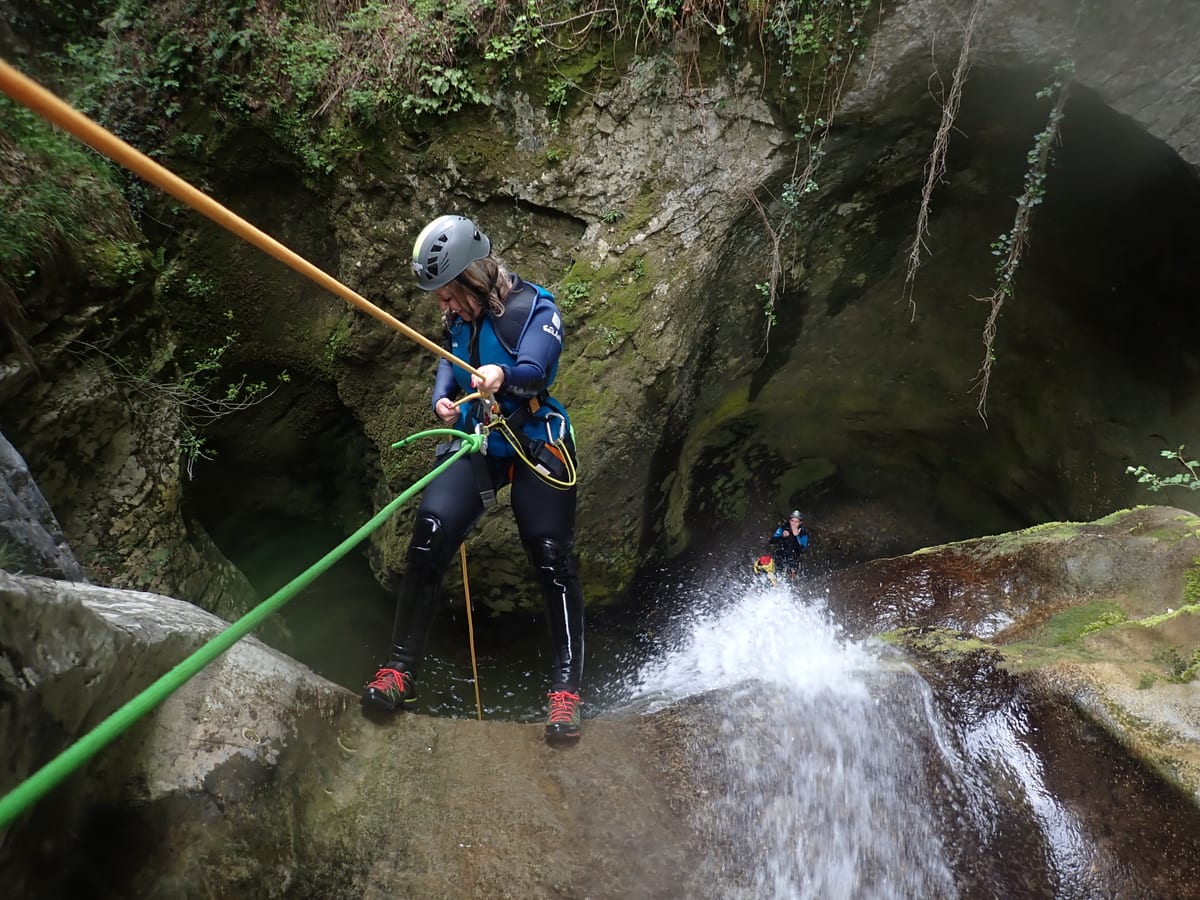Rappel junto a la cascada en el Barranco de Artazul, Navarra