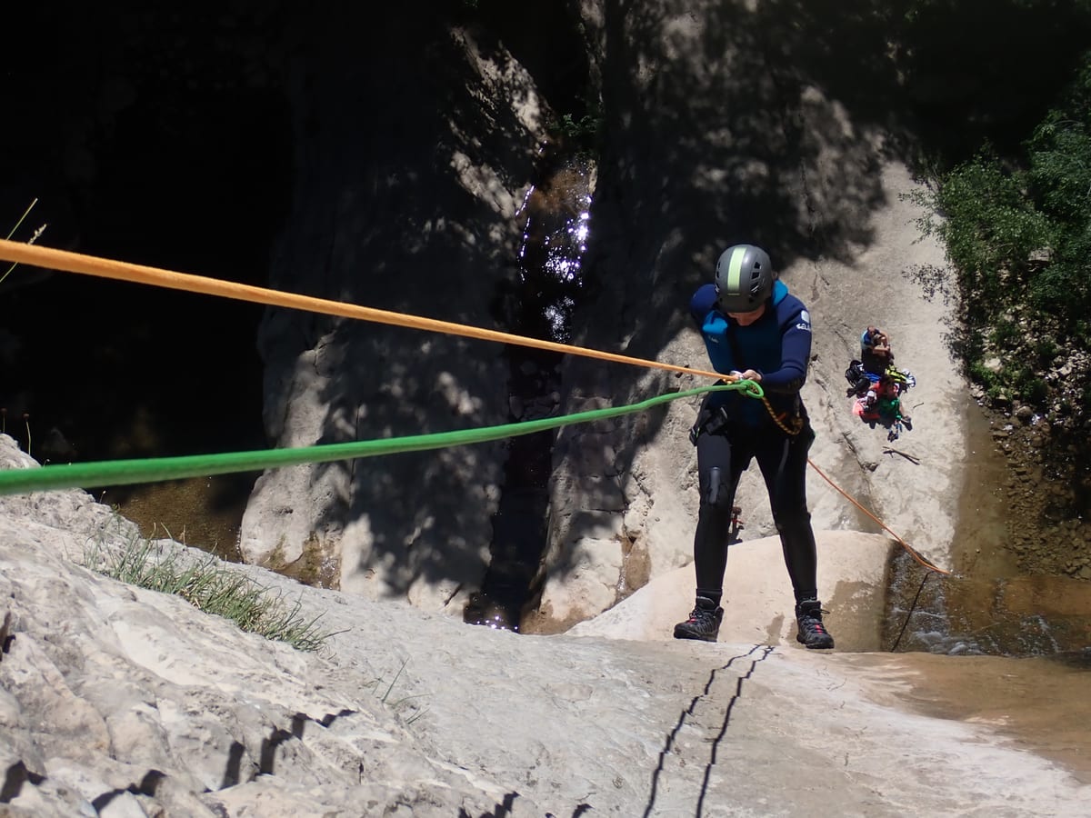 Rappel en el Barranco de Artazul visto desde arriba, cañón