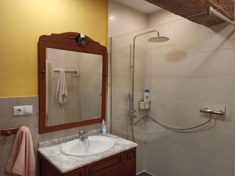 Baño moderno de la casa rural TTipiaenea, Navarra