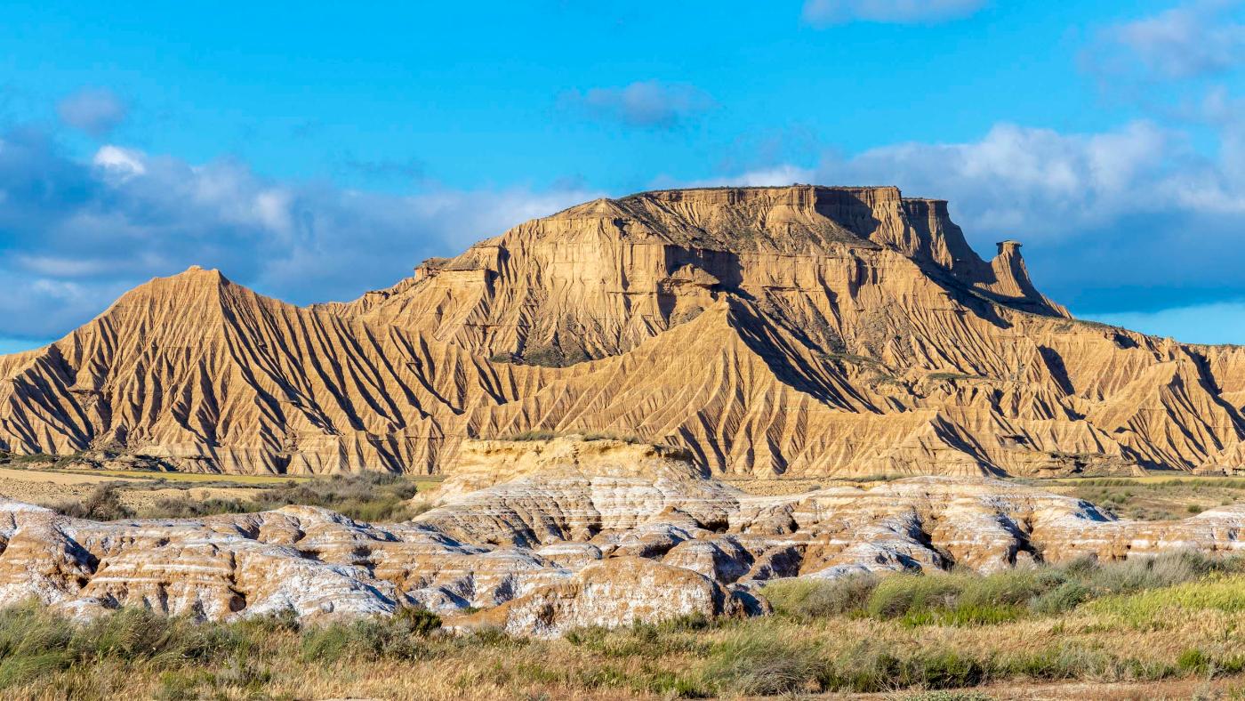 Bardenas Reales con el Moncayo nevado al fondo