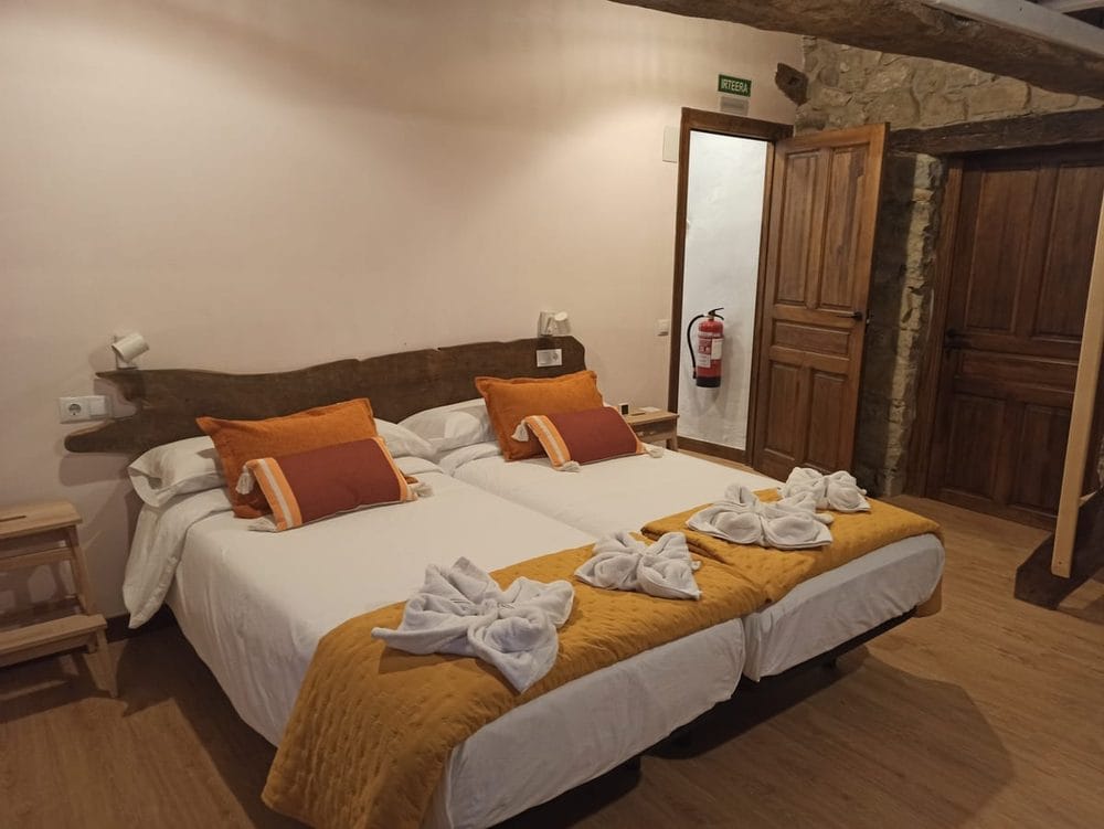 Dormitorio con dos camas de la casa rural TTipiaenea, Navarra