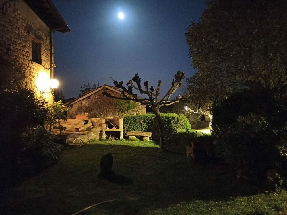Exterior de la casa rural TTipiaenea al atardecer, Ariz (Navarra)