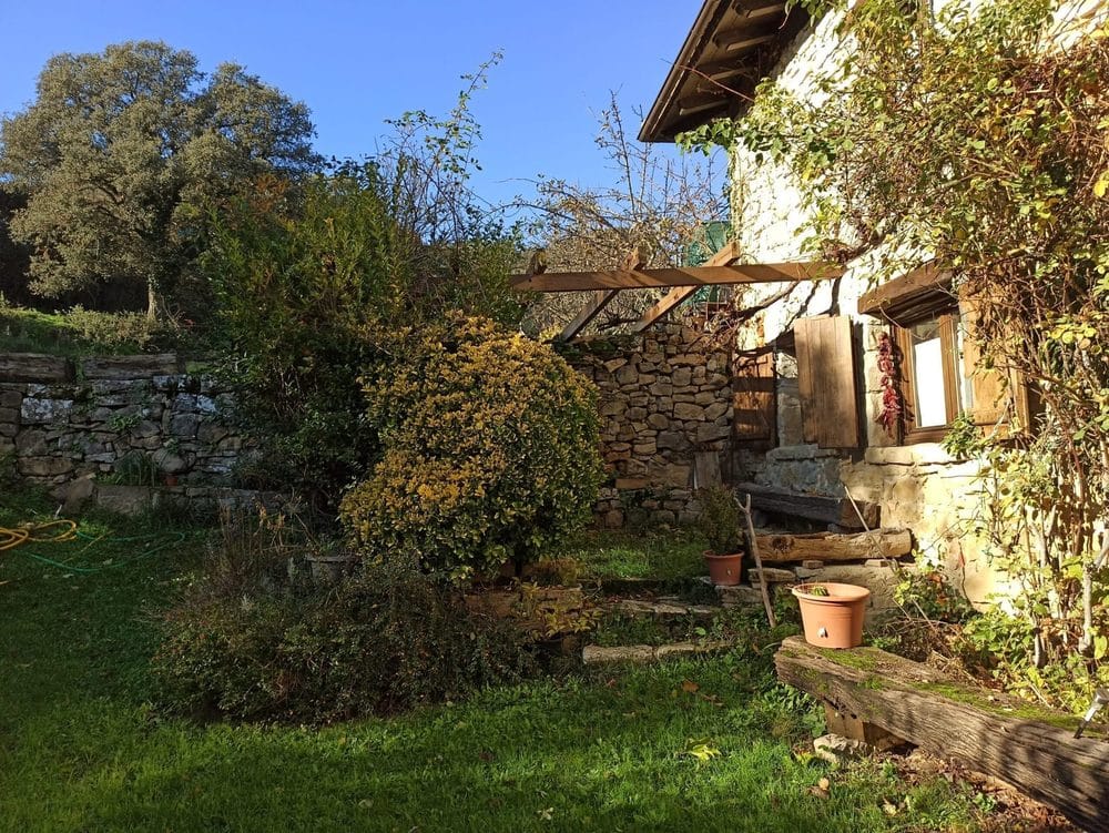 Pérgola y zona de jardín de la casa rural TTipiaenea cerca de Pamplona