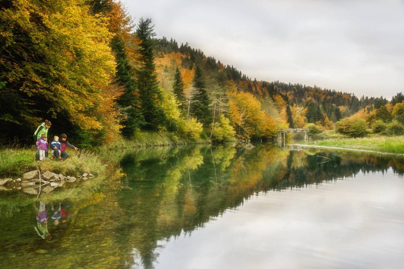 Familia disfrutando de la Selva de Irati, Navarra