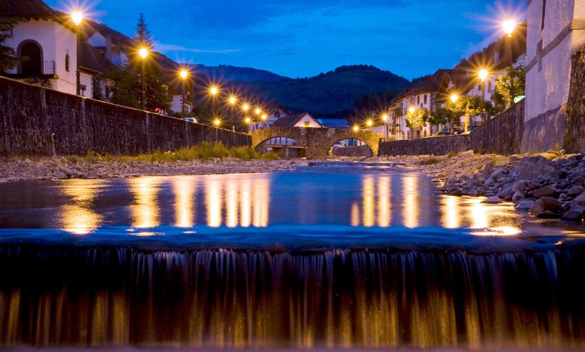 Fachada de piedra en Ochagavía, Valle de Salazar, Navarra