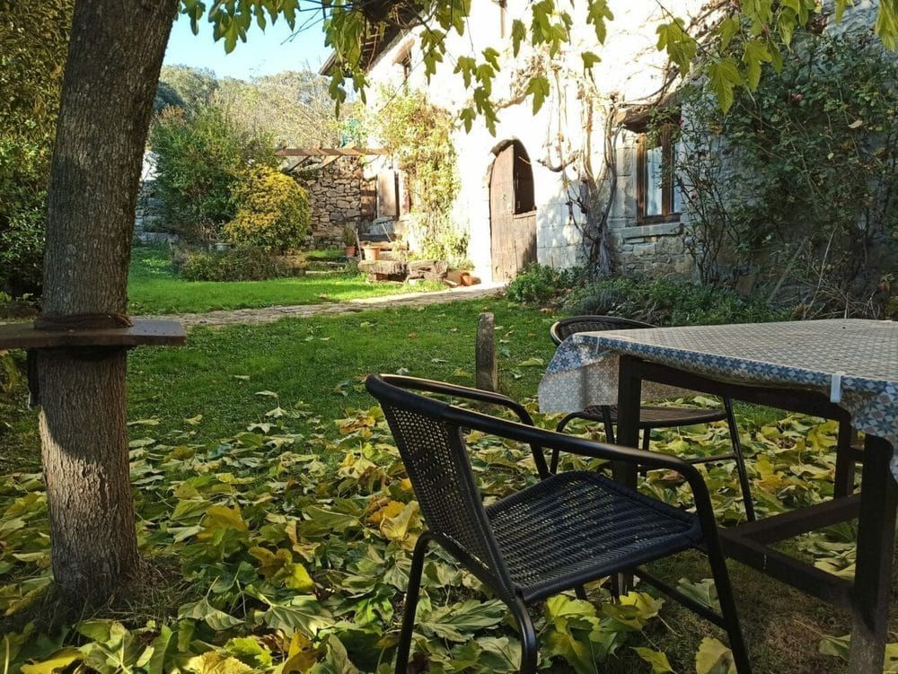 El jardín de la casa rural TTipiaenea en otoño