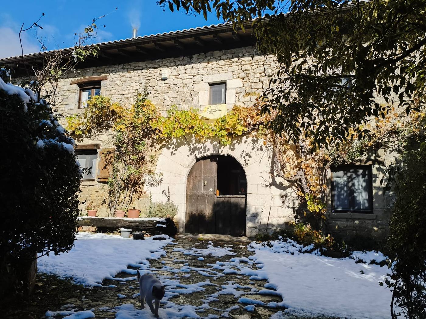 La casa rural TTipiaenea nevada en invierno (Ariz, Navarra)