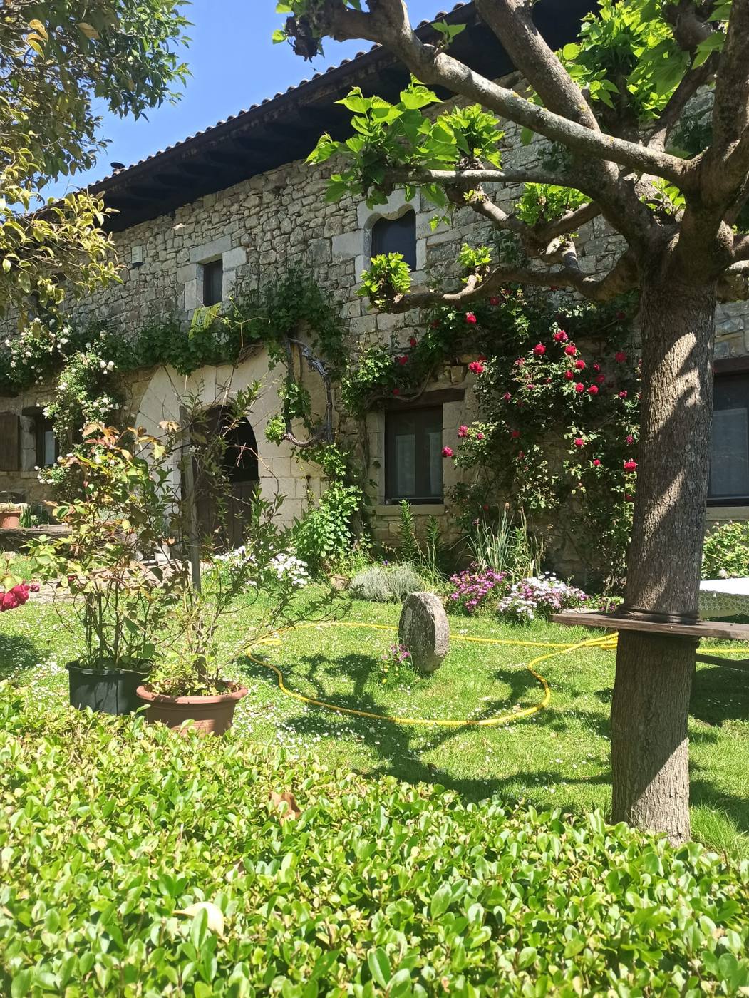 El jardín de la casa rural TTipiaenea (Ariz, Navarra)