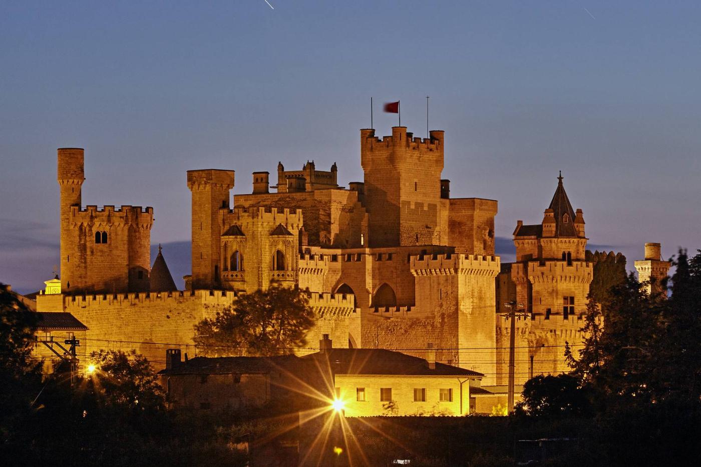 Palacio Real de Olite iluminado de noche, Navarra