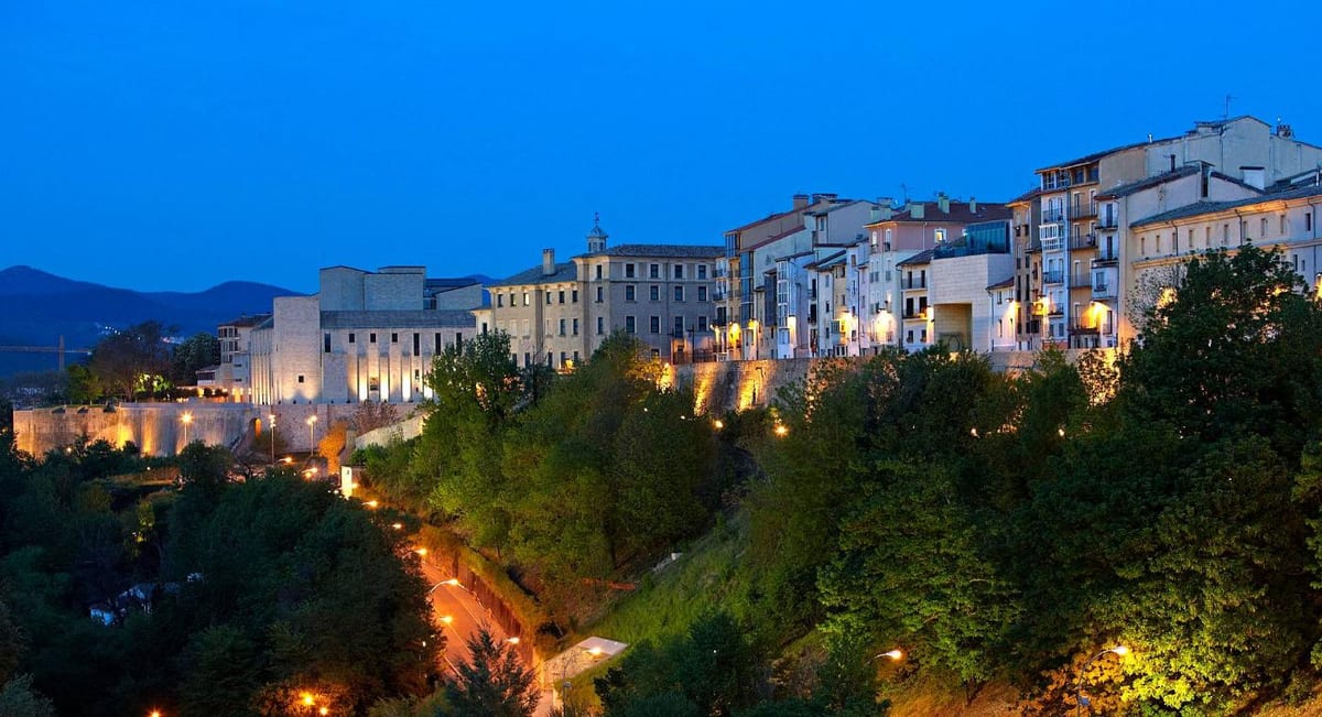 Paseo por las murallas de Pamplona con vistas a la ciudad