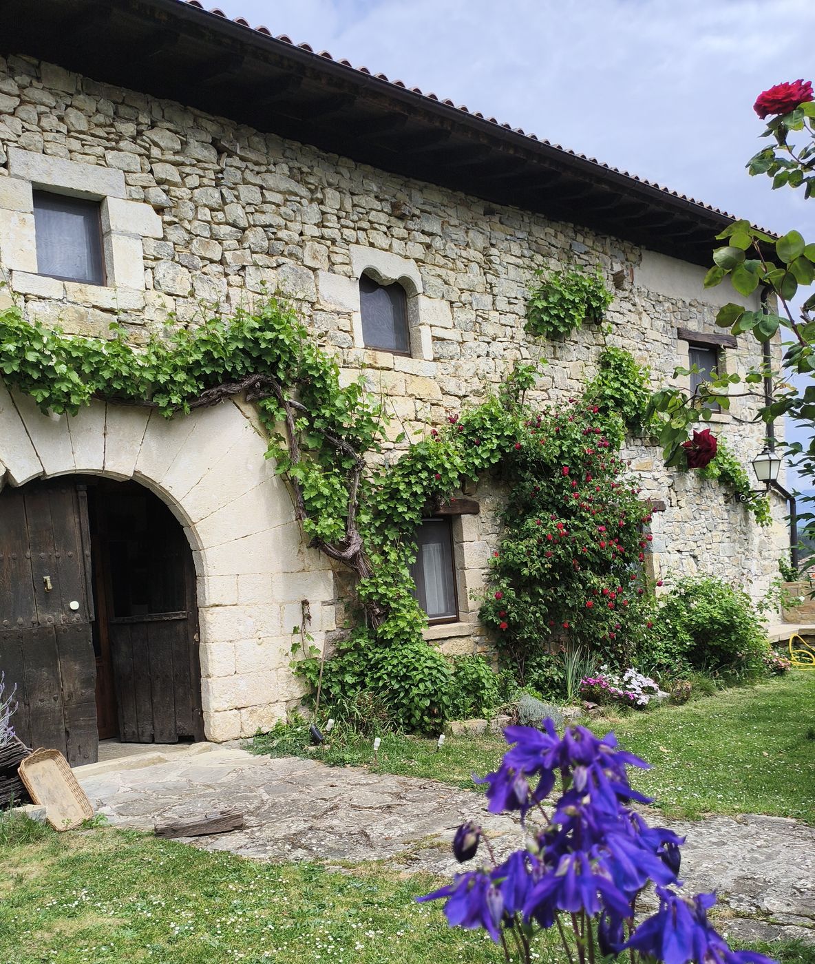 Casa rural de piedra TTipiaenea con el jardín en flor en Ariz, Navarra