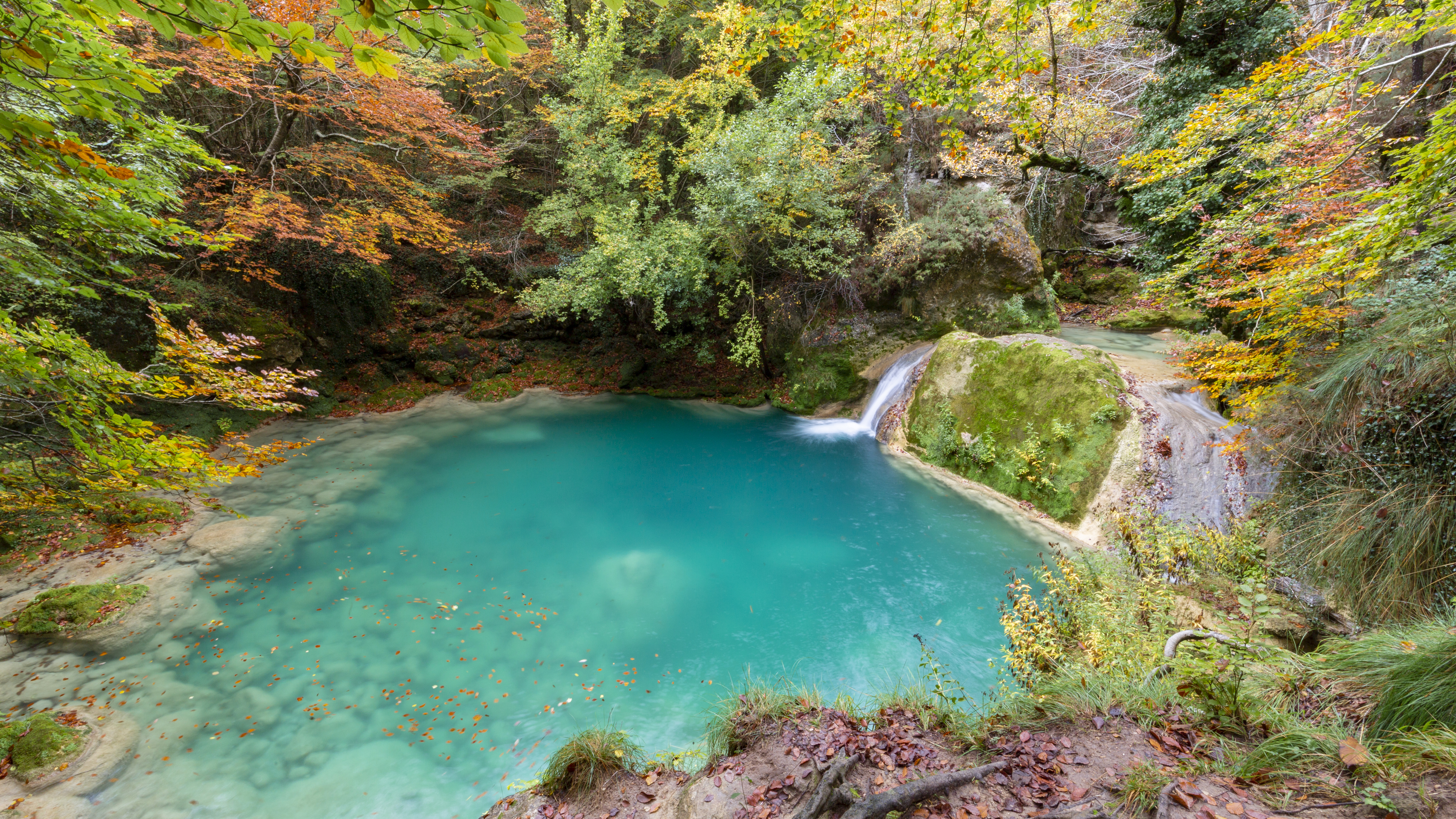 Nacedero del río Urederra en Baquedano, aguas turquesas